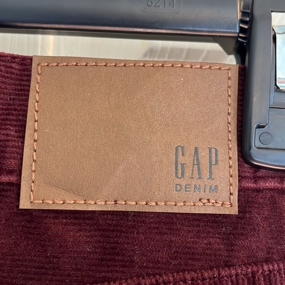 New-gap-34×32-straight chords with gap flex. Burgundy red-smooth corduroy denim. - Picture 4 of 16